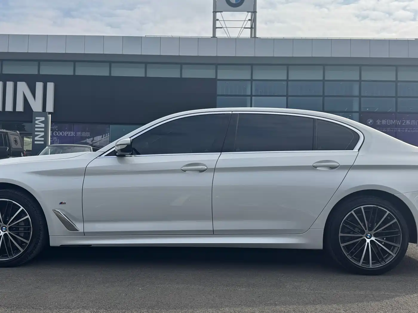 BMW 5 Series 2022 530Li Leading M Sport Package фото 3