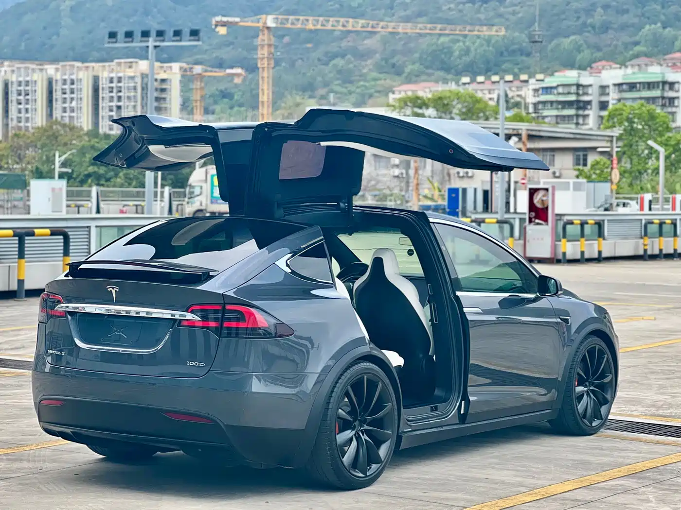 TESLA MODEL X