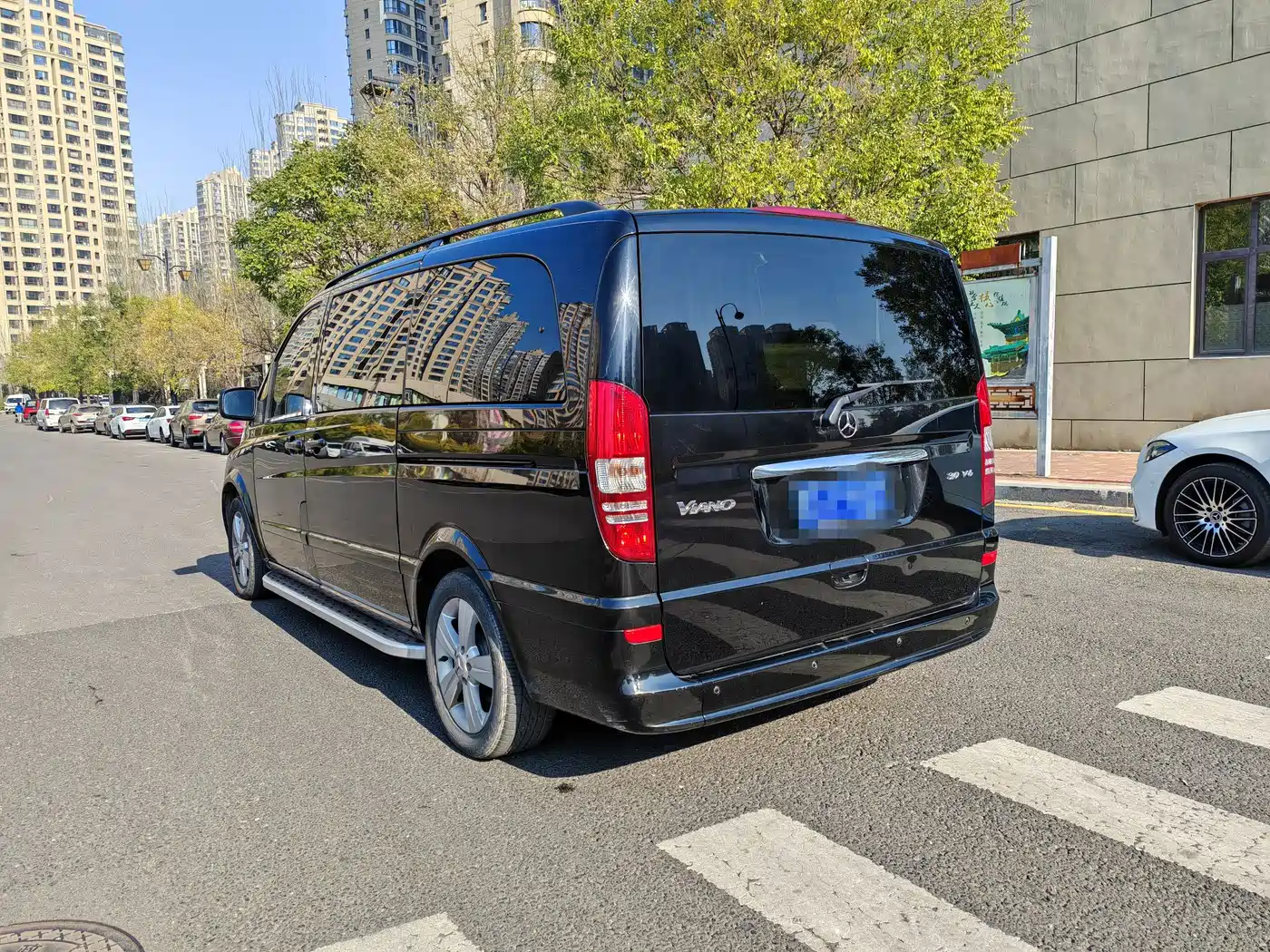 Mercedes-Benz Viano 2013 Model 3.0L Navigation Edition фото 3