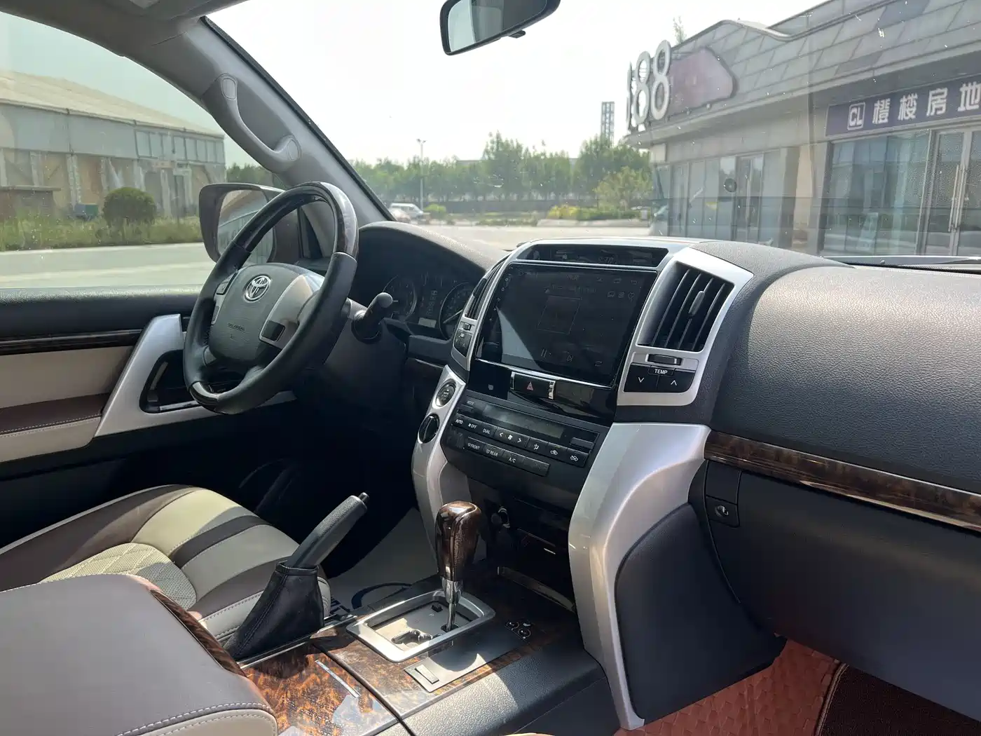Toyota Land Cruiser (Import) 2015 4.0L V6 Middle East Low Configuration Edition фото 14