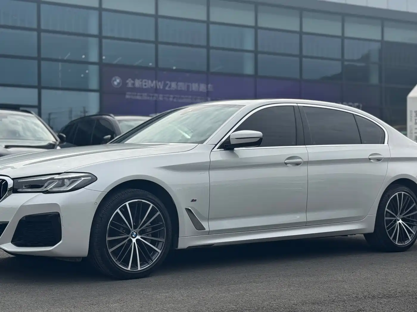 BMW 5 Series 2022 530Li Leading M Sport Package фото 2