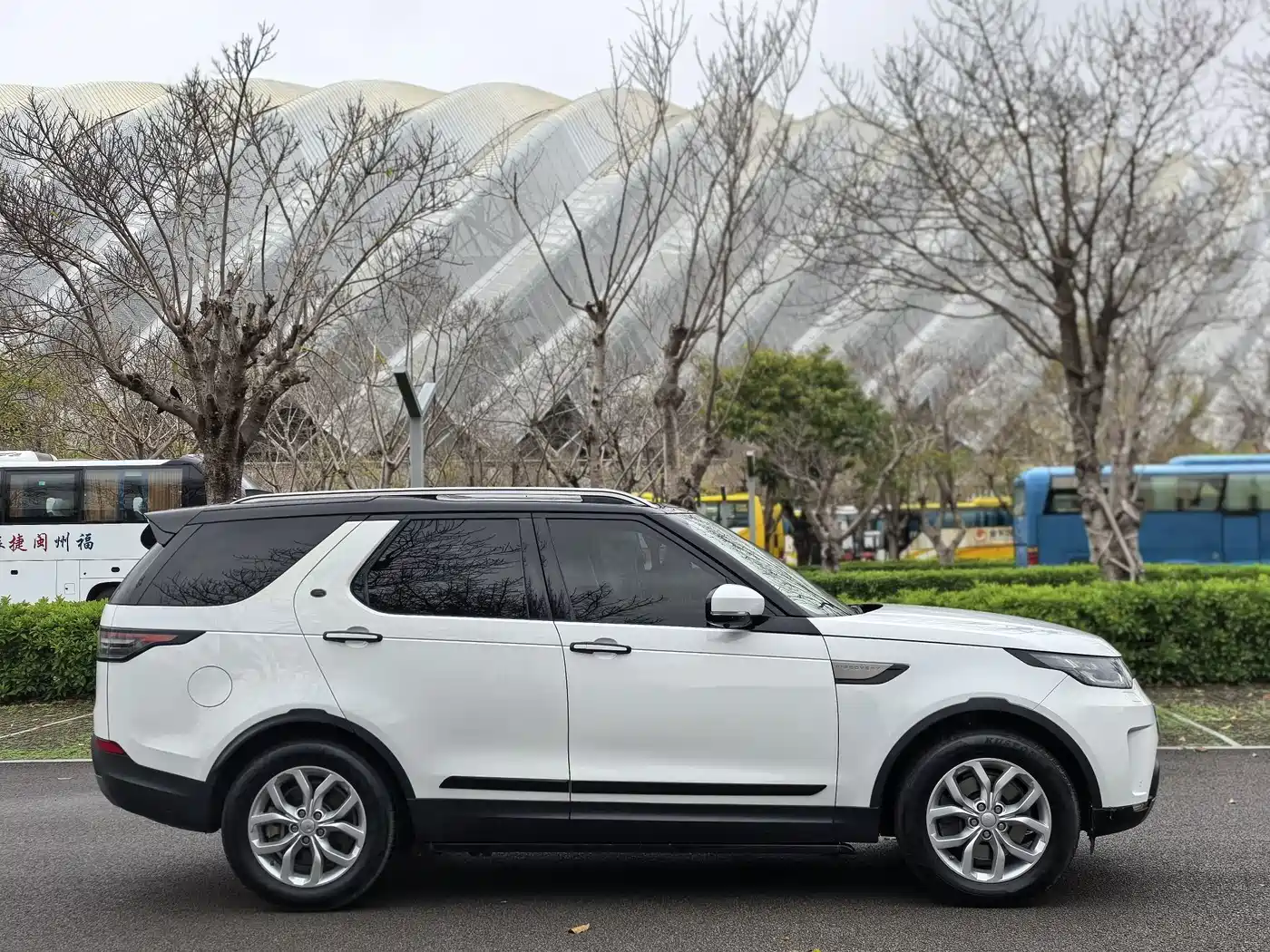 Land Rover Discovery 2017 3.0 SC V6 SE фото 4