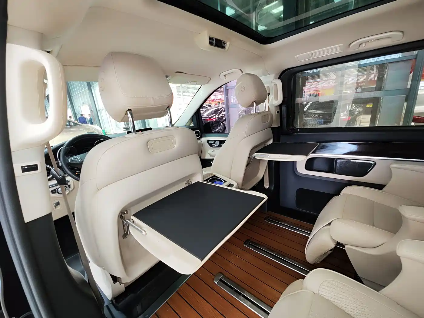 Mercedes-Benz V-Class 2018 V 260 L Premium Long Wheelbase Edition China VI фото 18