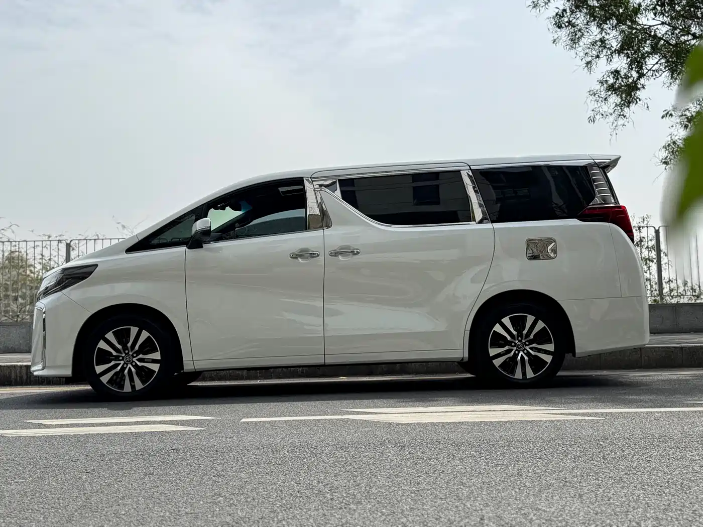 Toyota Alphard 2018 Facelift 3.5L Premium Edition фото 8