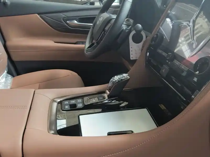 Toyota Alphard 2025 Hybrid 2.5L Ultimate Gold Edition фото 5