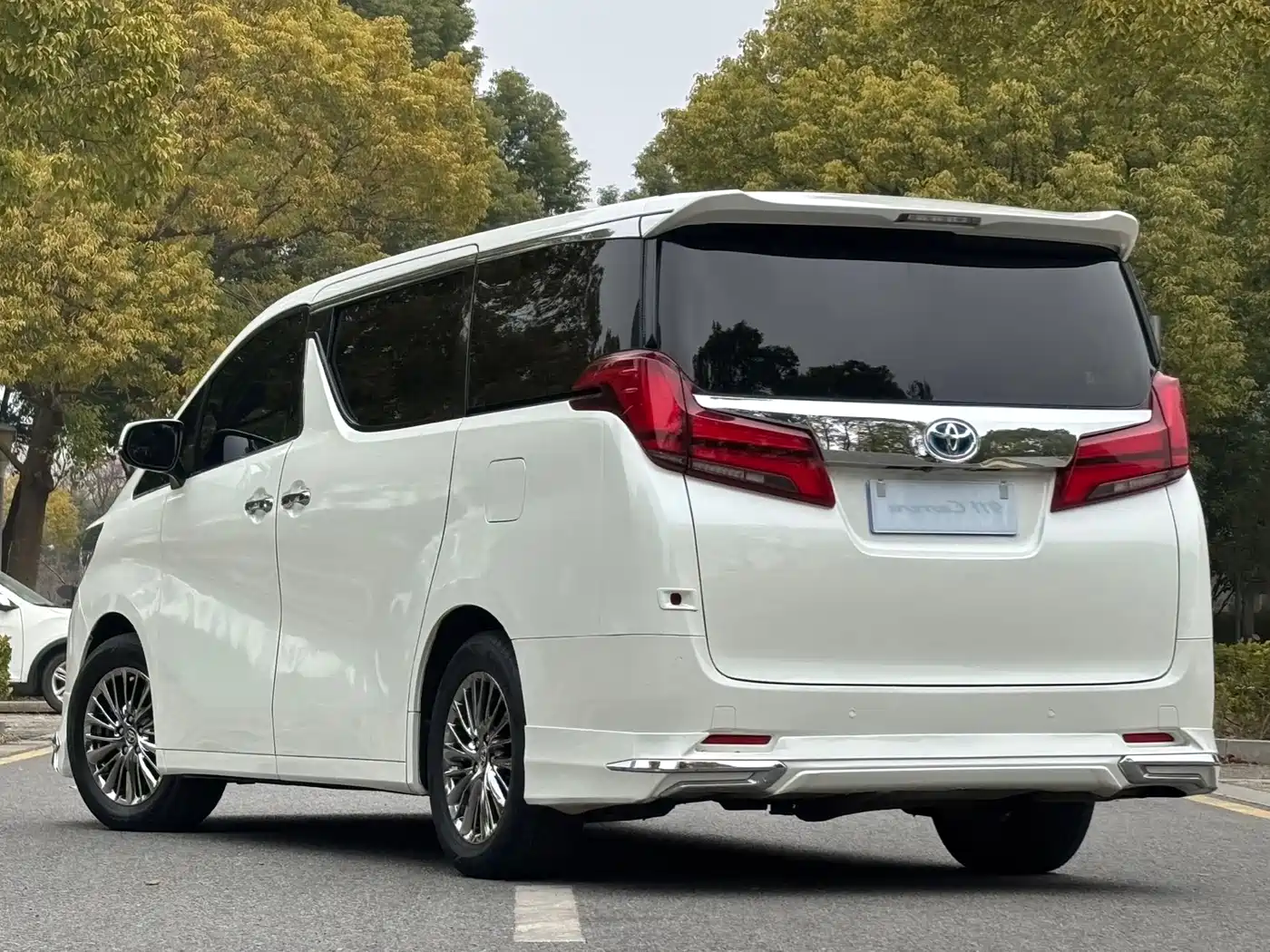 Toyota Alphard 2019 Hybrid 2.5L Luxury фото 4