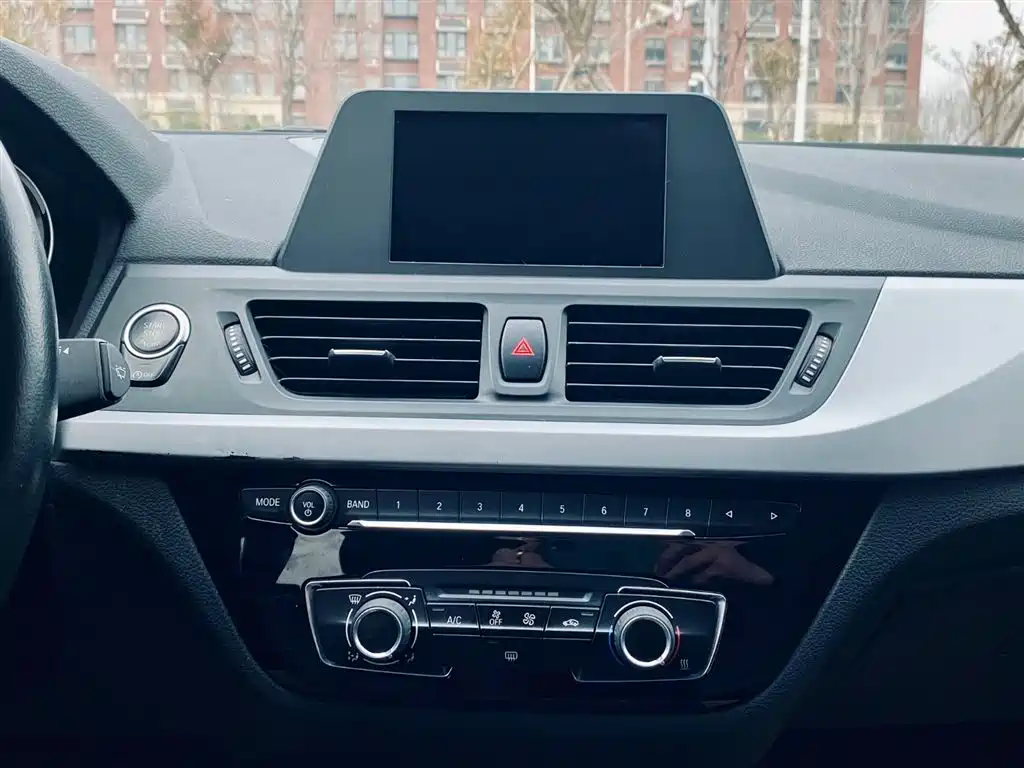 BMW 1 Series 2018 118i Fashion Edition фото 17