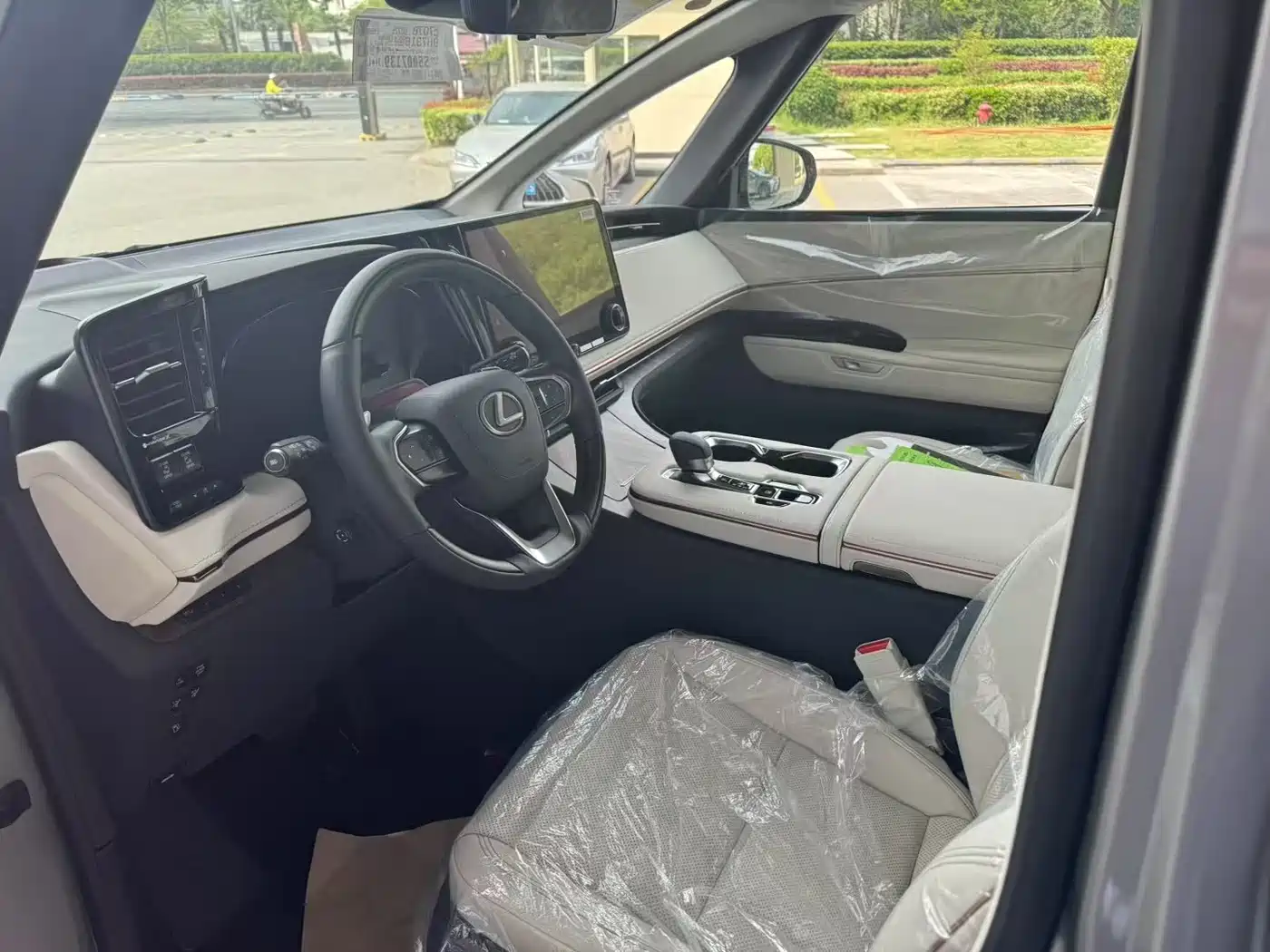 Lexus LM 2023 500h 6-Seater Prestige Edition фото 4