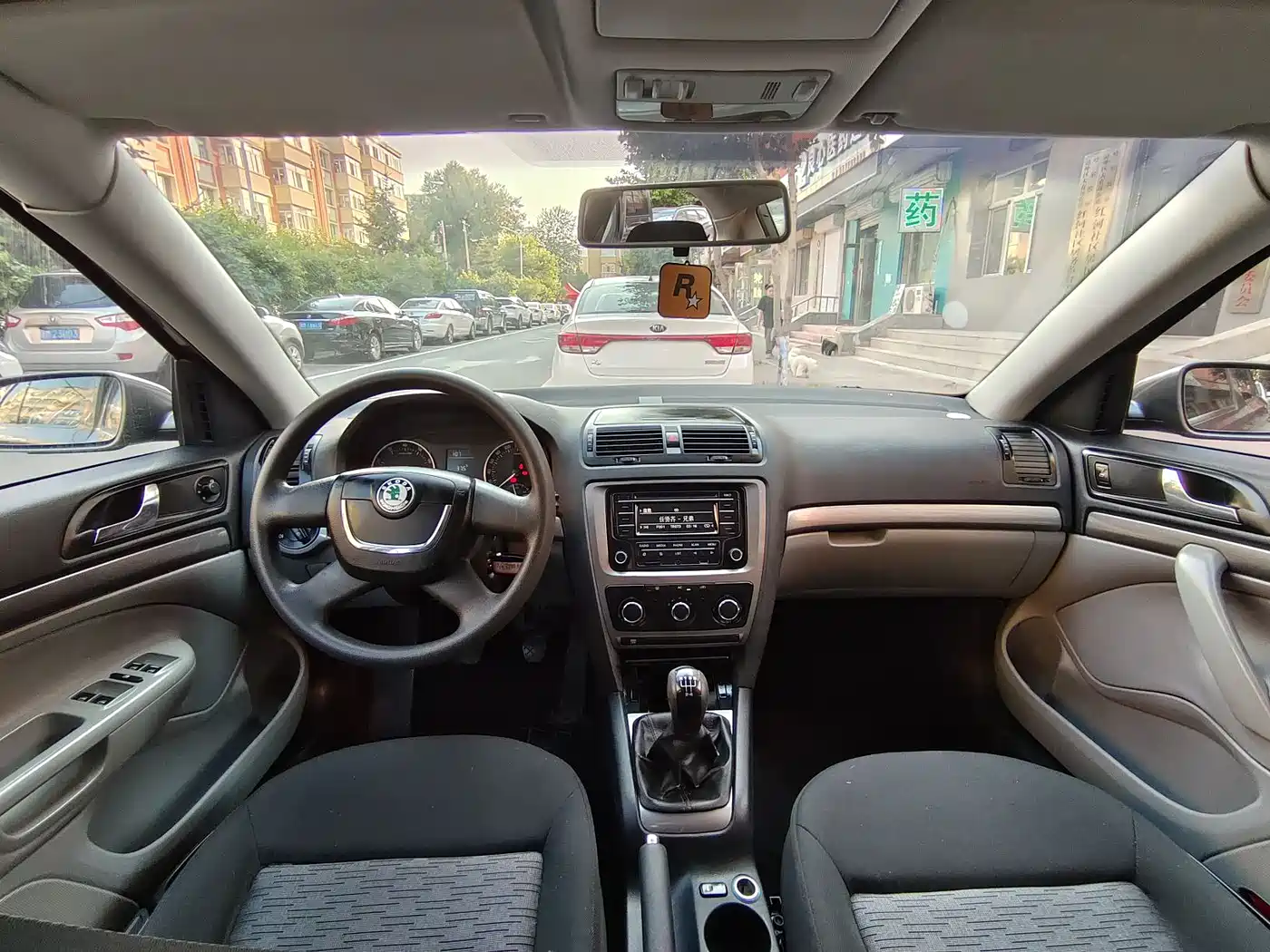 Škoda Octavia 2010 Model 1.6L Manual Leisure Edition фото 8