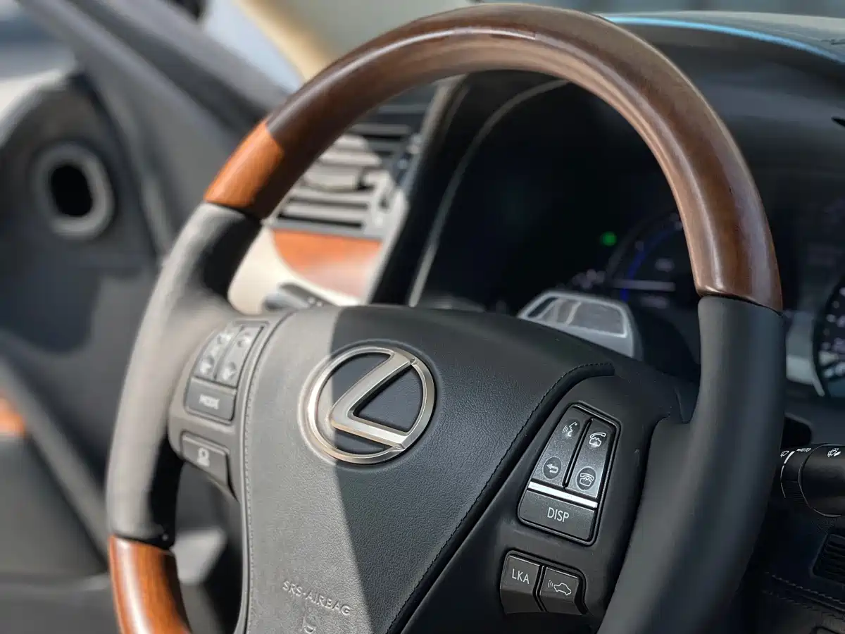 Lexus LS 2014 600hL фото 40