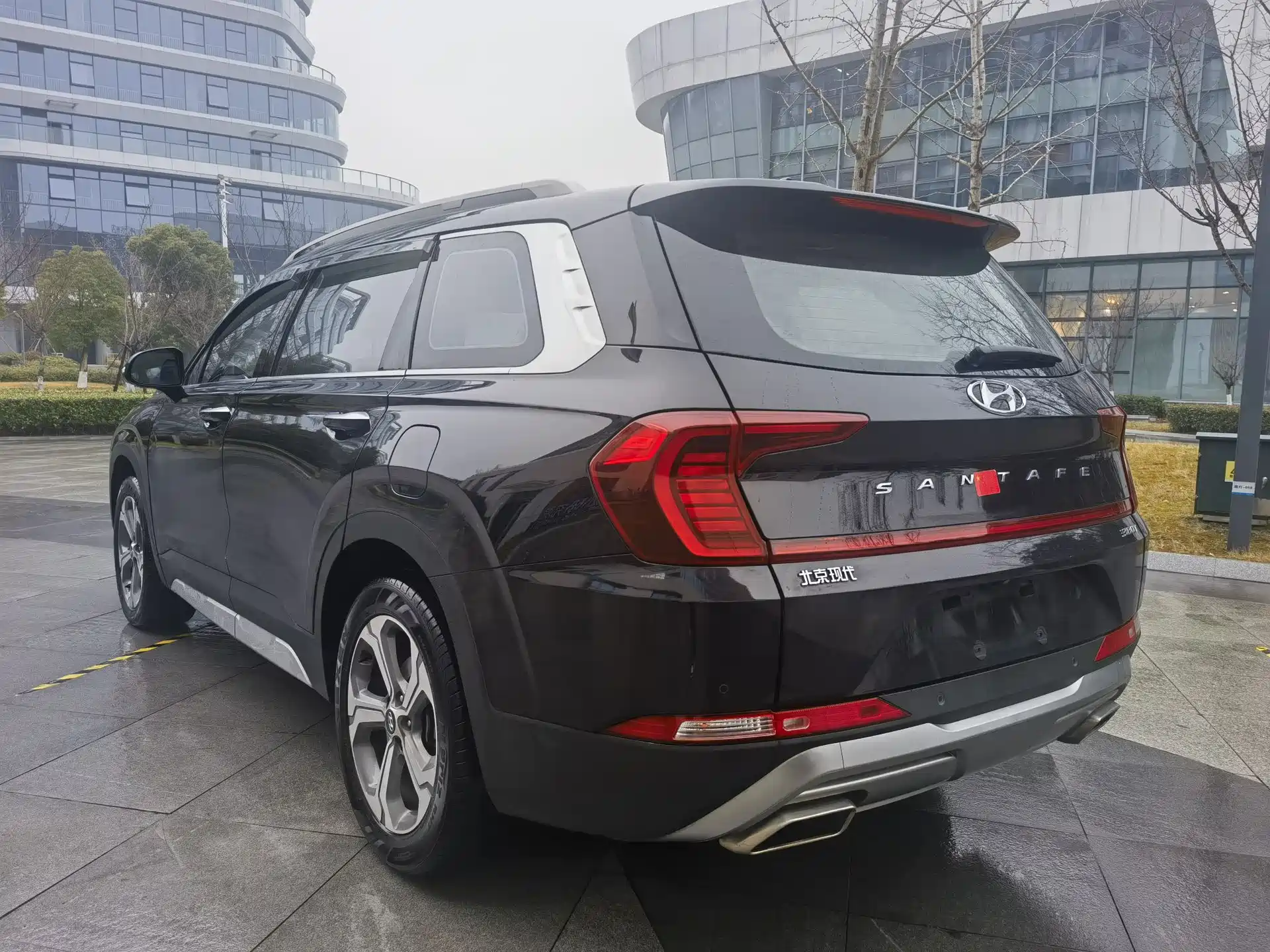 Photo 5 - Hyundai Santa Fe