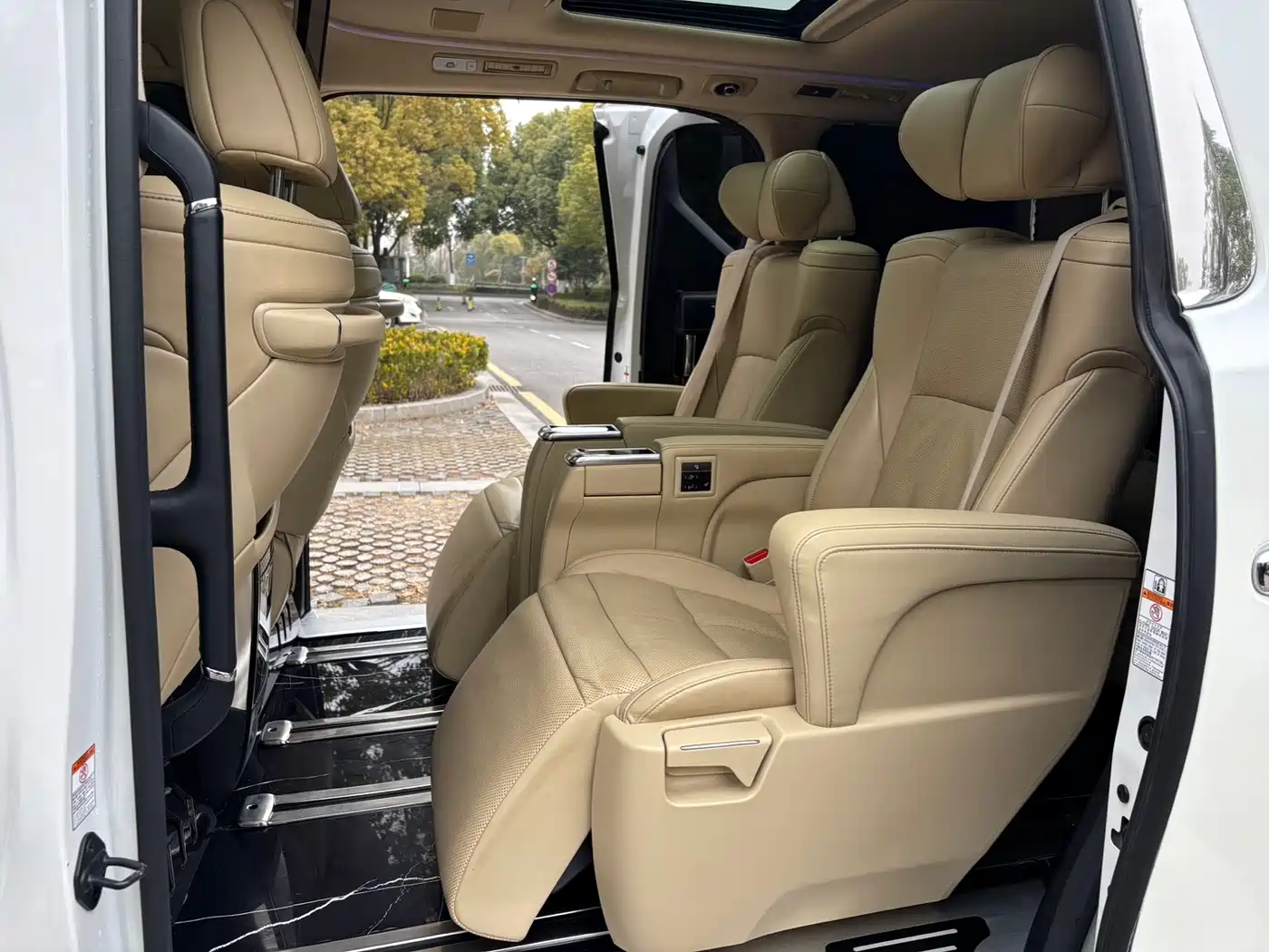 Toyota Alphard 2019 Hybrid 2.5L Luxury фото 8
