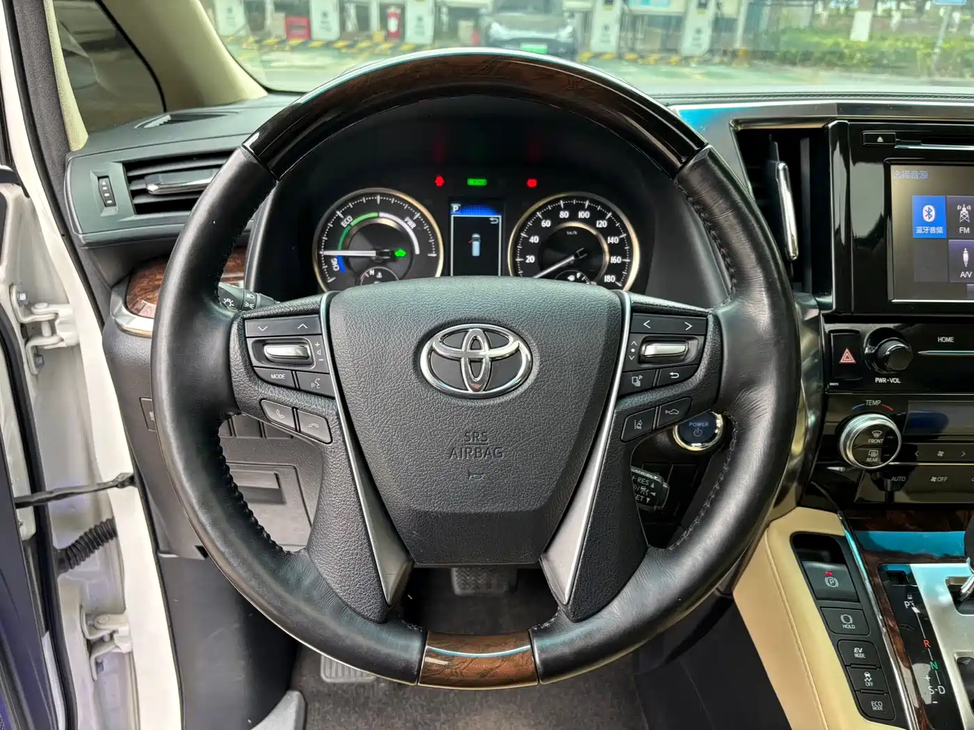 Toyota Alphard 2019 Hybrid 2.5L Luxury фото 14