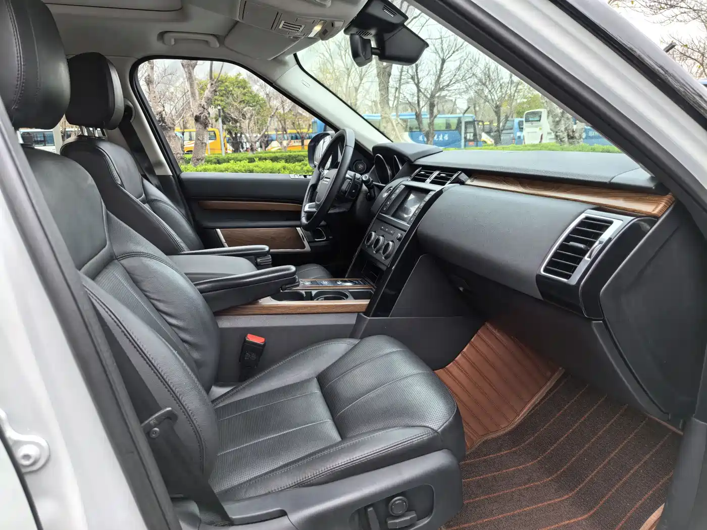 Land Rover Discovery 2017 3.0 SC V6 SE фото 11