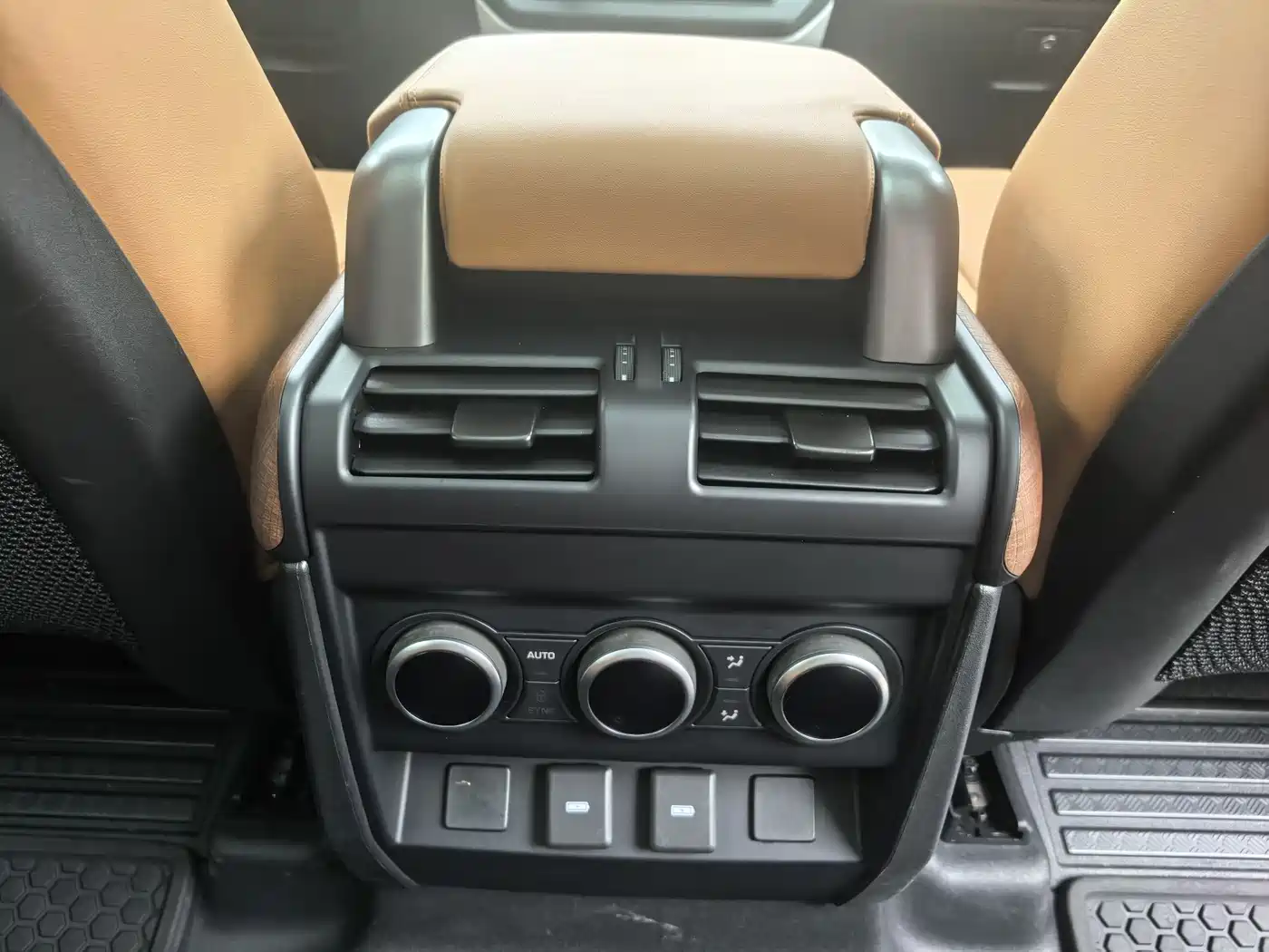 Land Rover Defender 2023 Facelift 110 3.0T P400 Dark Special Edition фото 25