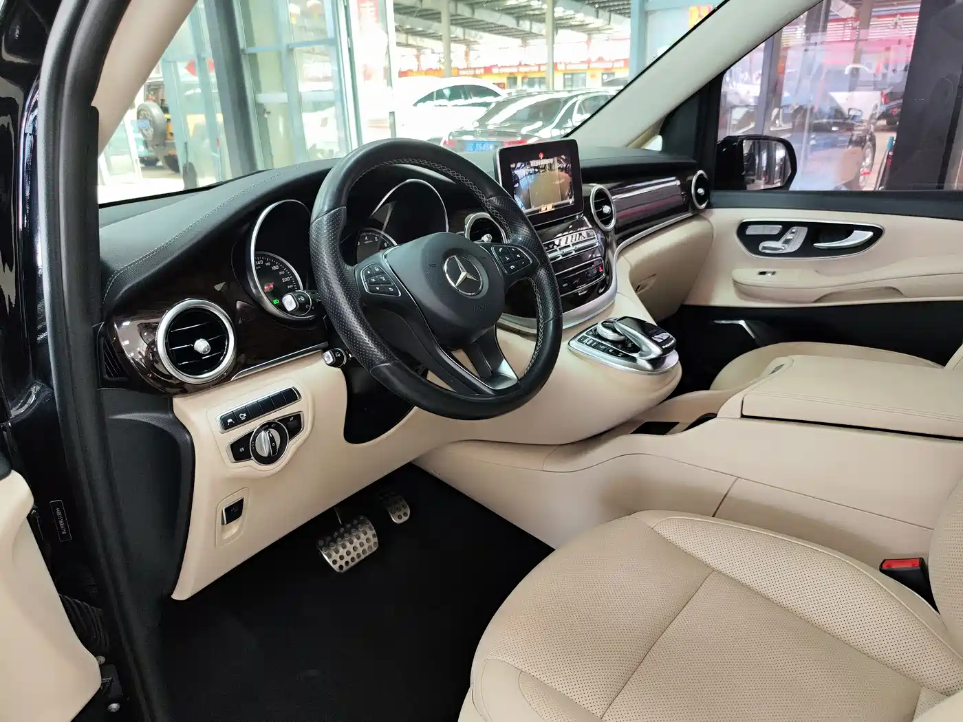 Mercedes-Benz V-Class 2018 V 260 L Premium Long Wheelbase Edition China VI фото 8