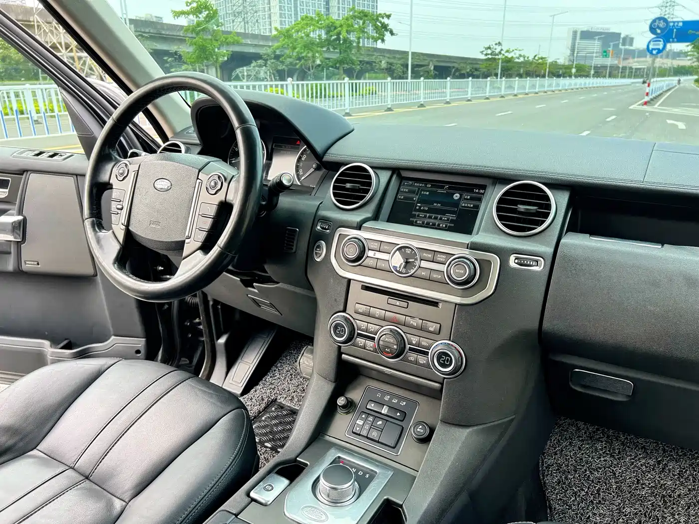 Land Rover Discovery 2015 3.0 SC V6 HSE фото 9