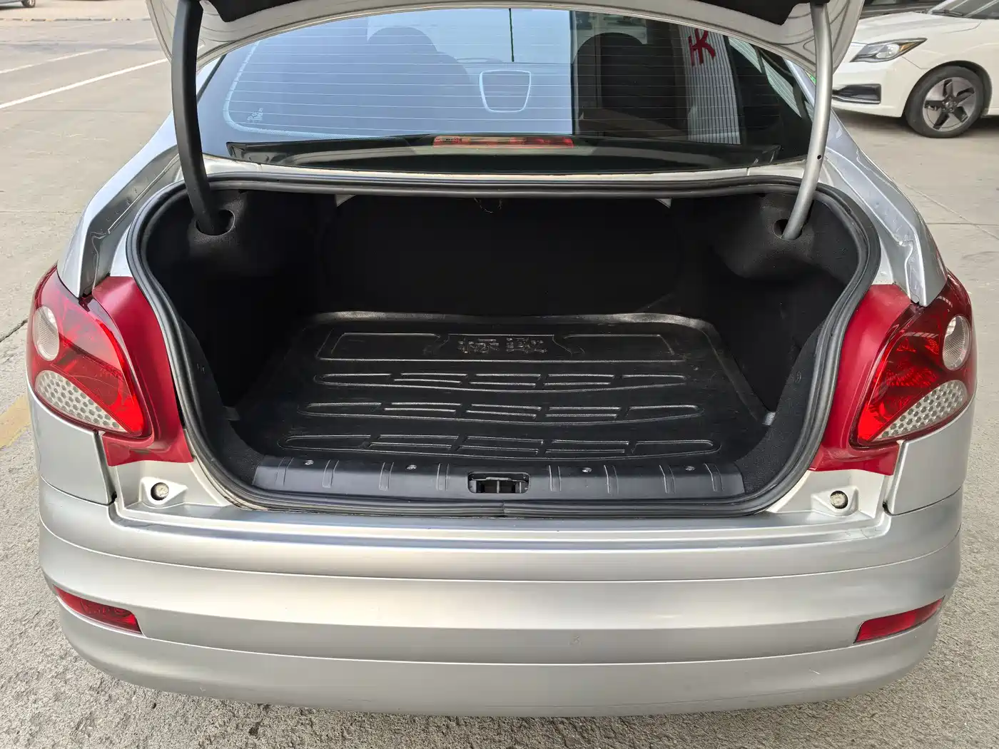Peugeot 207 2009 Sedan 1.4L Manual Pinle Edition фото 8
