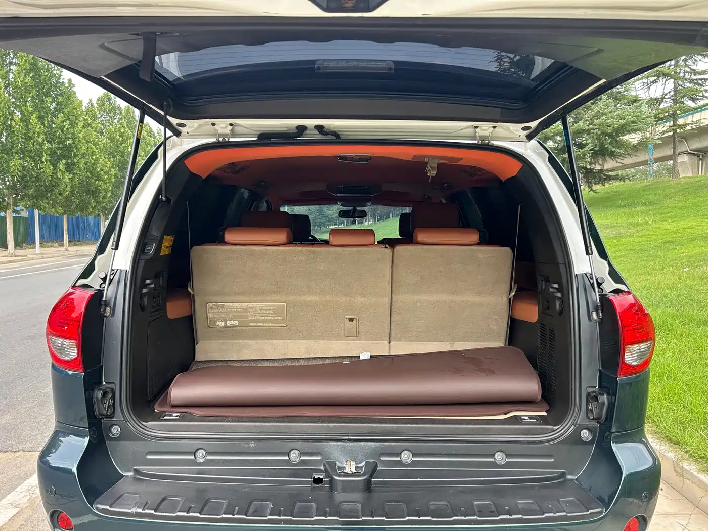 Toyota Sequoia 2010 5.7 Platinum Edition фото 11