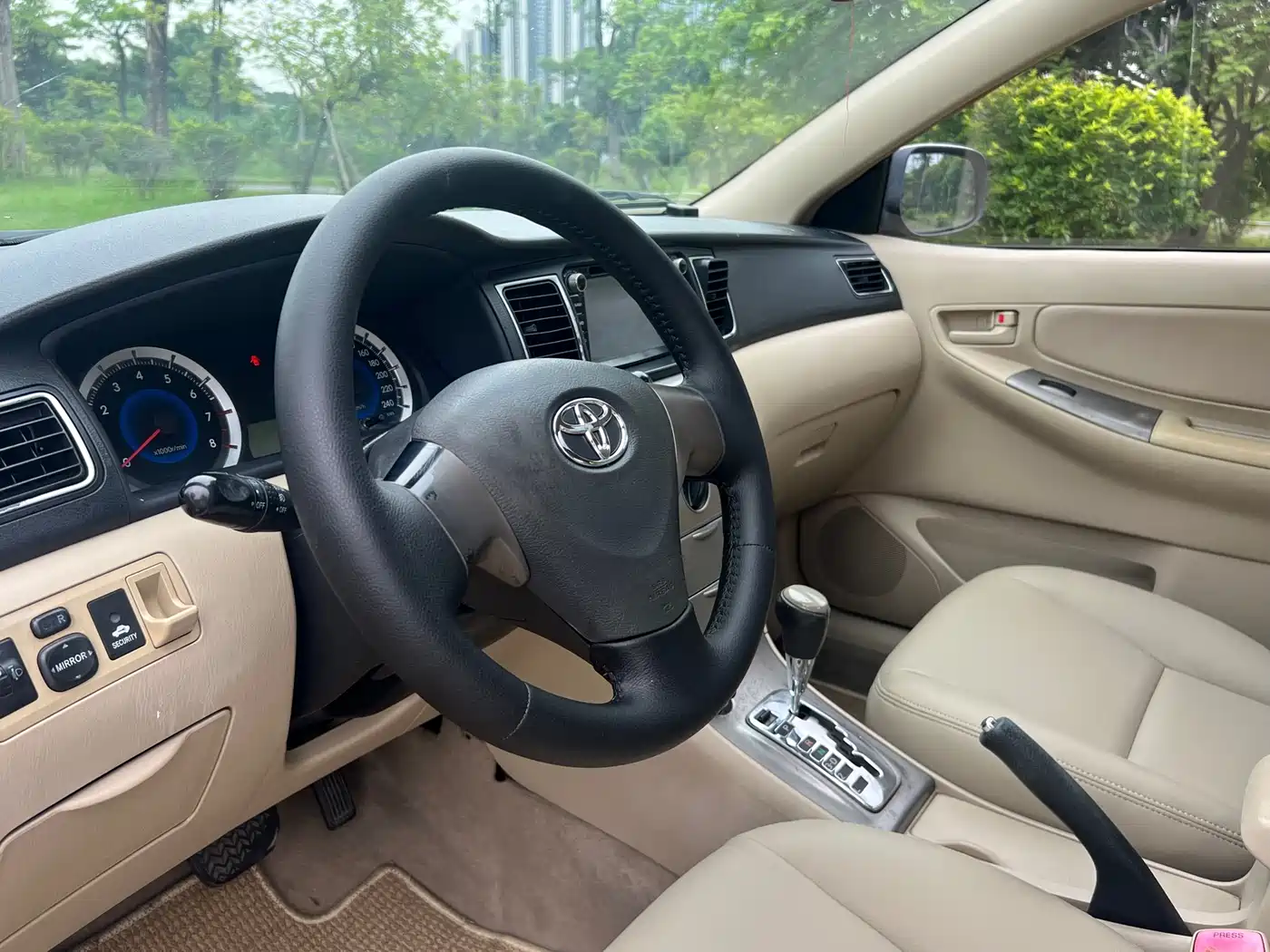 Toyota Corolla 2013 1.6L Automatic Luxury фото 16