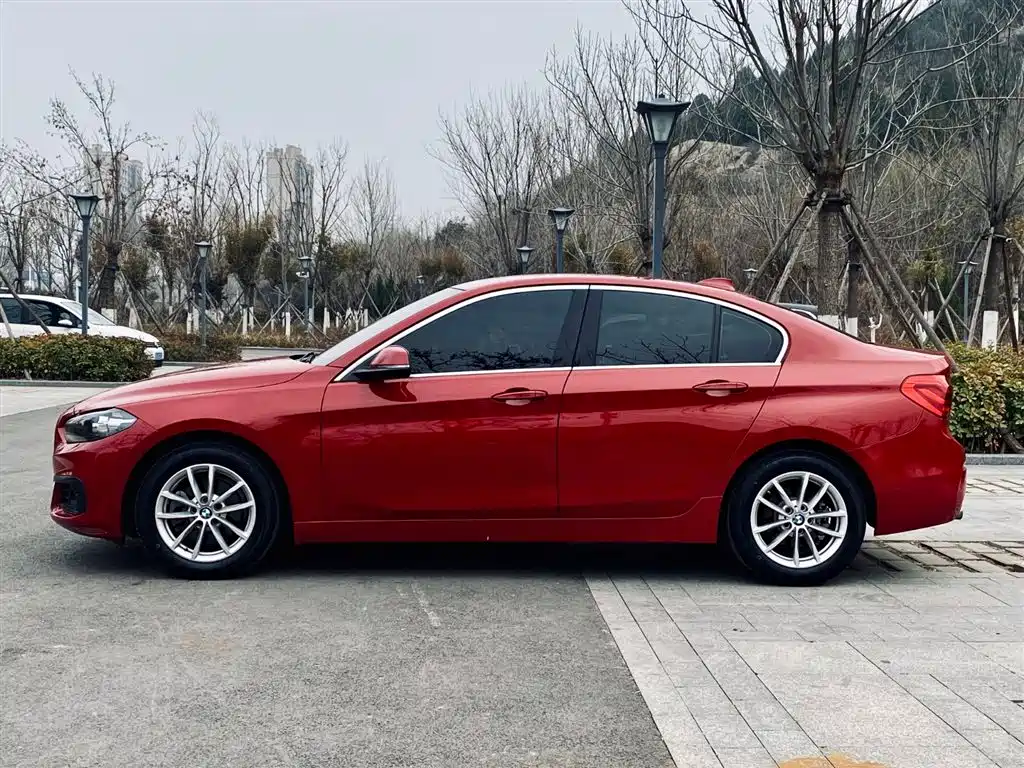 BMW 1 Series 2018 118i Fashion Edition фото 2