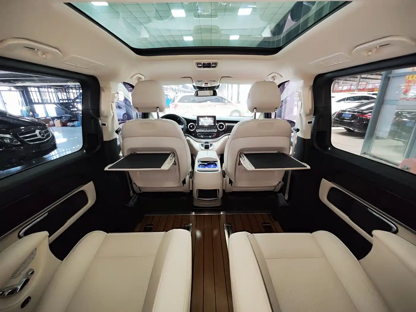 Mercedes-Benz V-Class 2018 V 260 L Premium Long Wheelbase Edition China VI фото 10