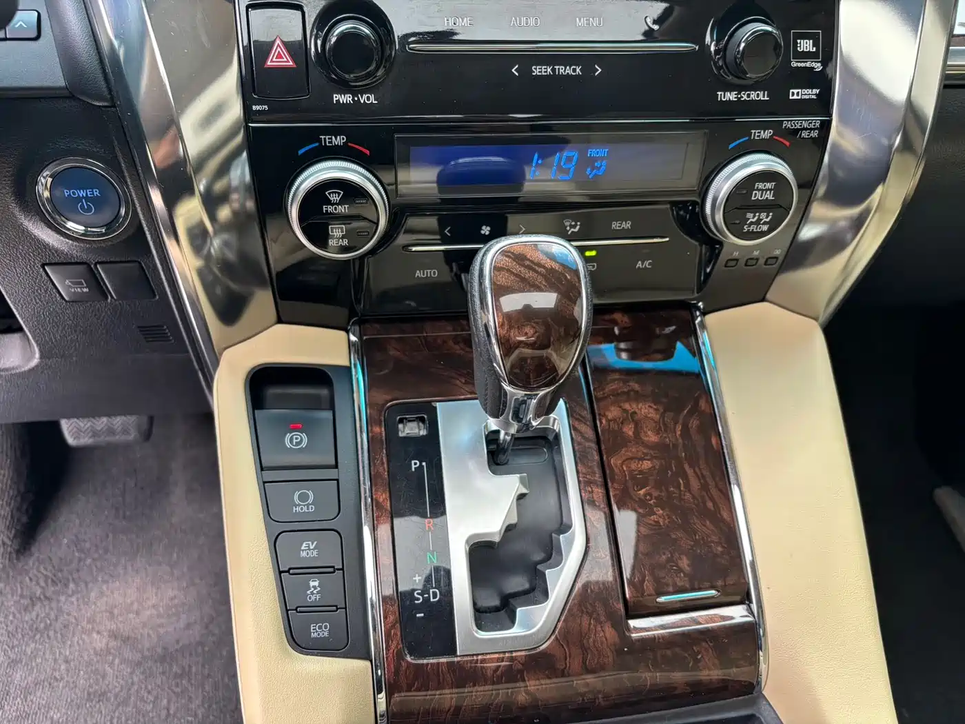 Toyota Alphard 2019 Hybrid 2.5L Luxury фото 16