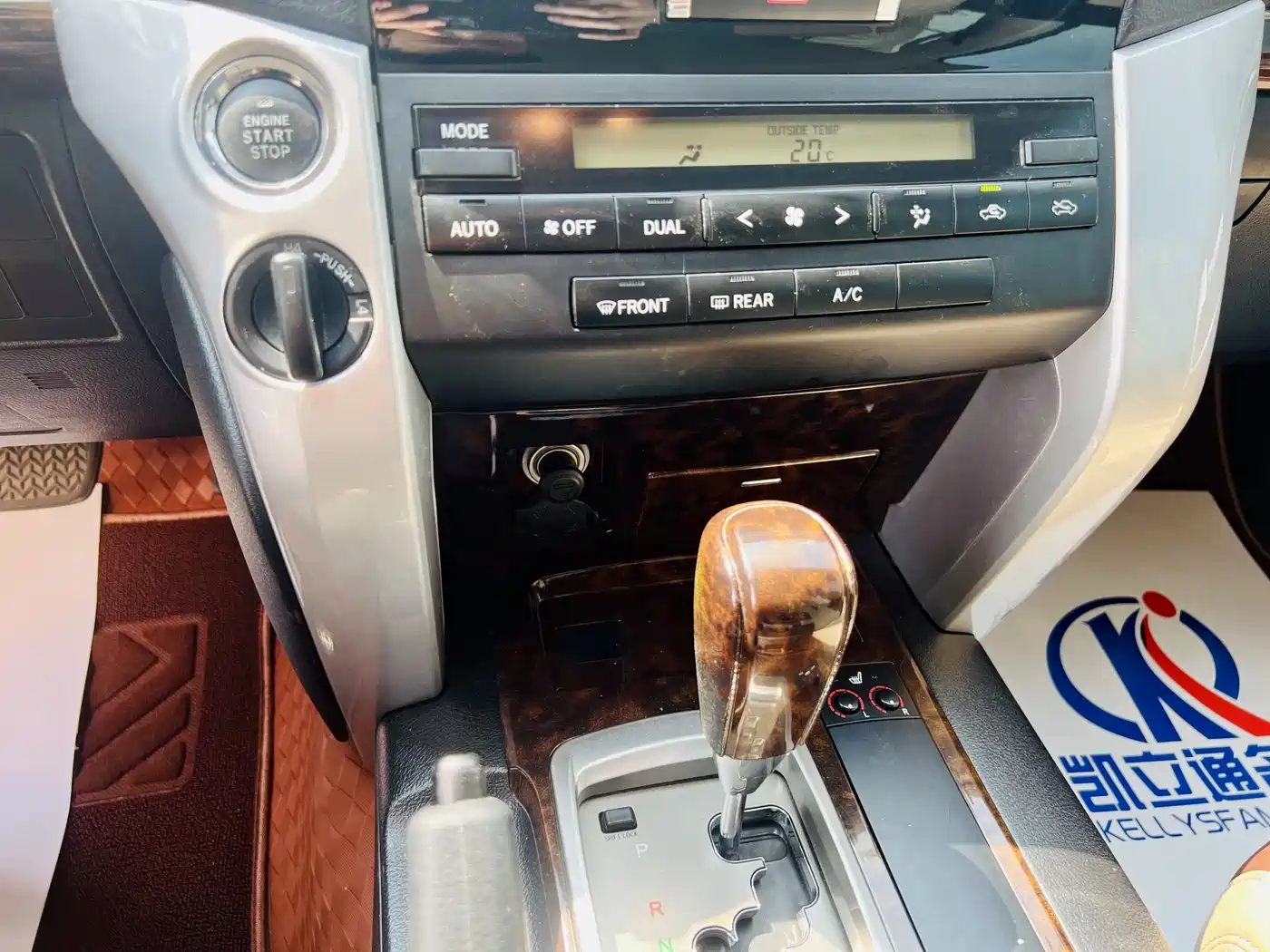 Toyota Land Cruiser (Import) 2015 4.0L V6 Middle East Low Configuration Edition фото 12