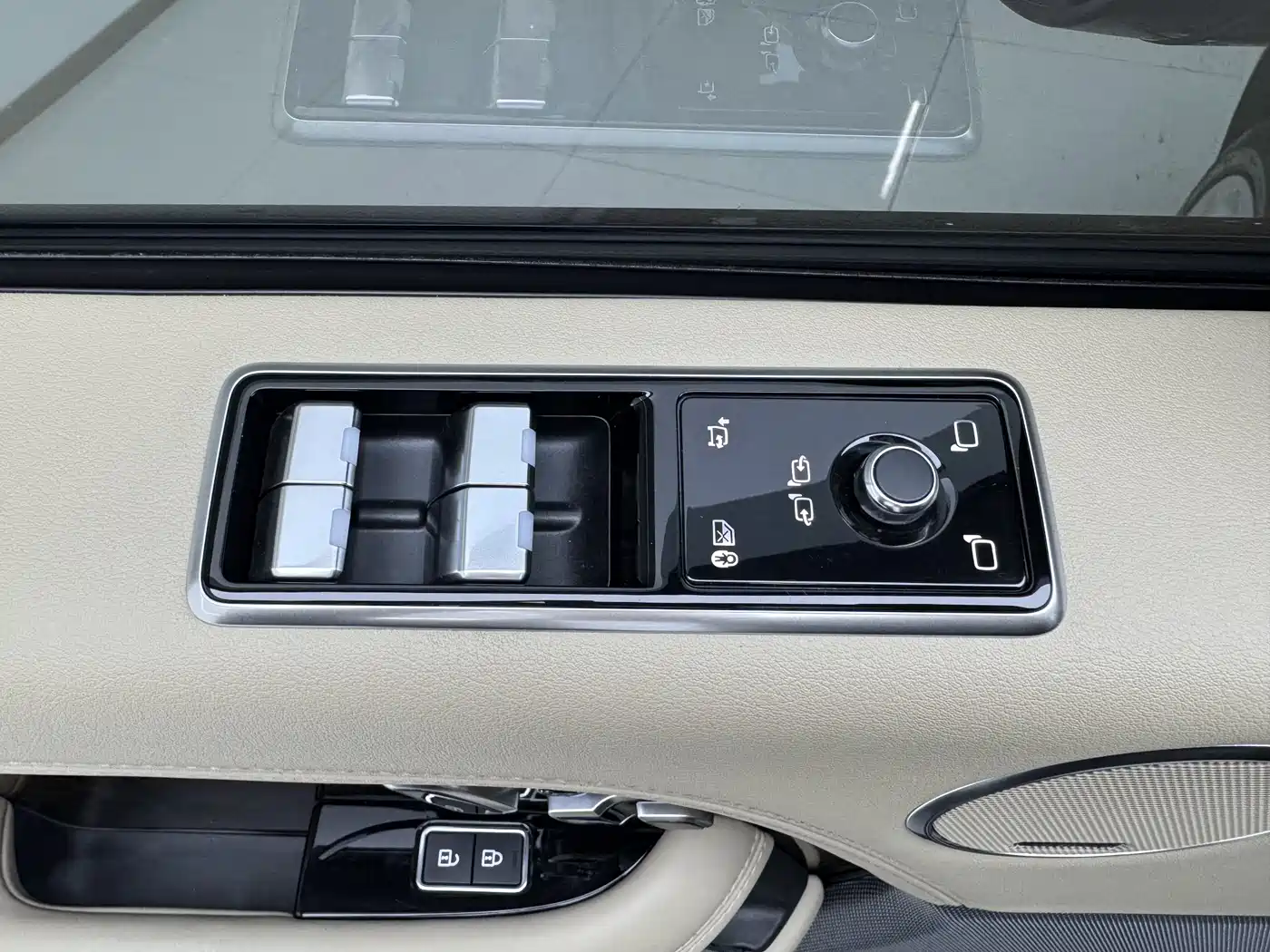 Land Rover Range Rover 2022 3.0 L6 400PS Heritage Extended Classic Edition фото 24