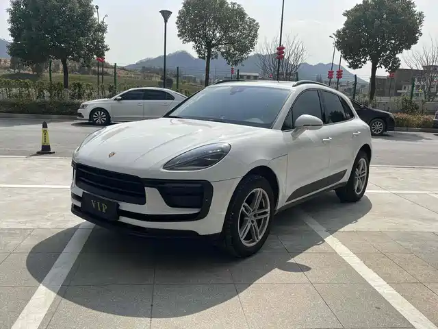 PORSCHE MACAN