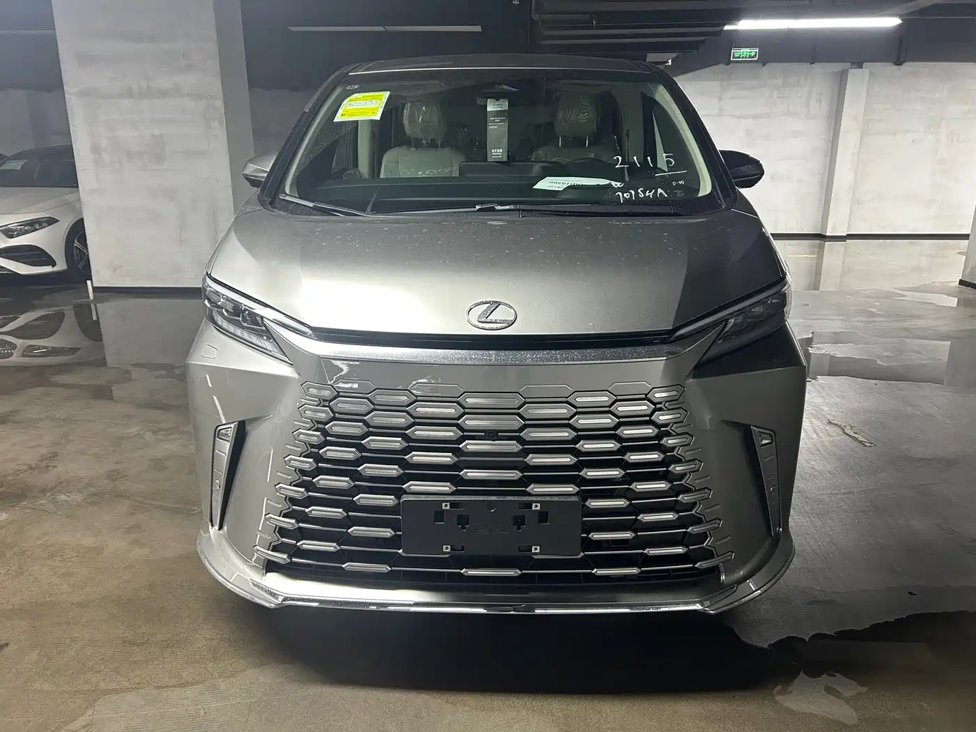 Lexus LM 2023 500h 6-Seater Prestige Edition фото 16