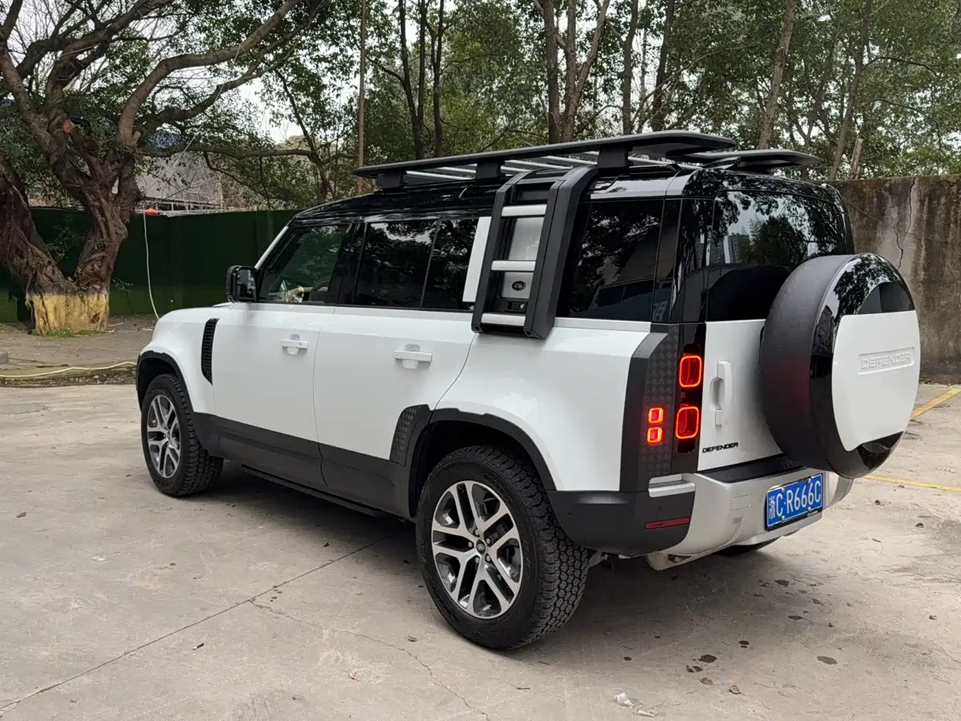 Land Rover Defender 2024 110 3.0T P400 Dark Special Edition фото 4