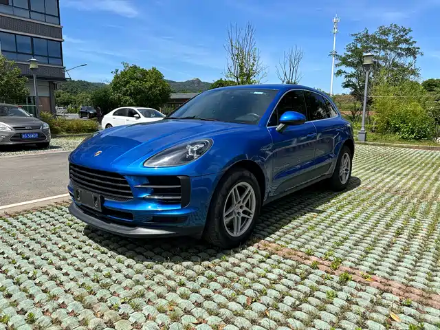 PORSCHE MACAN