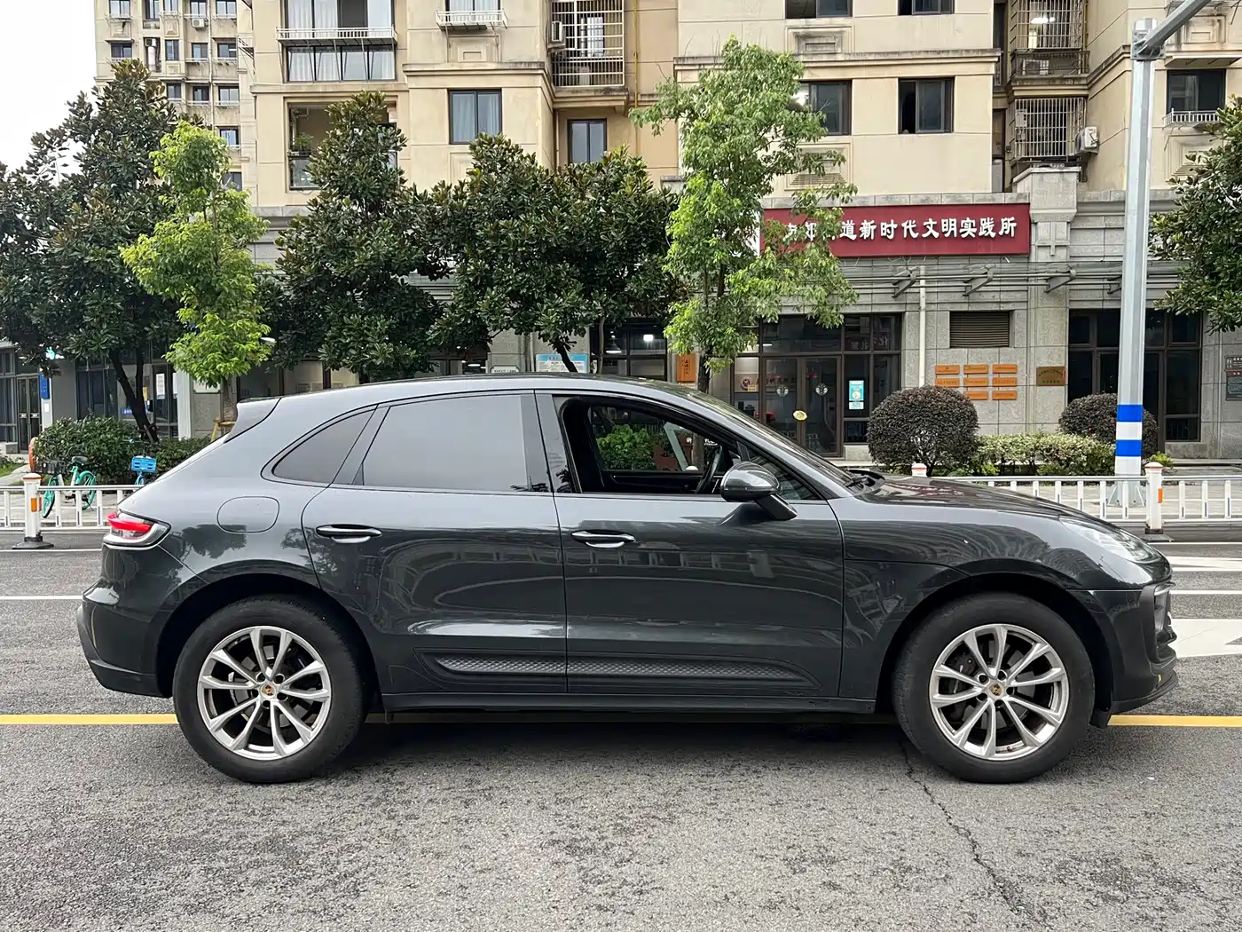 PORSCHE MACAN