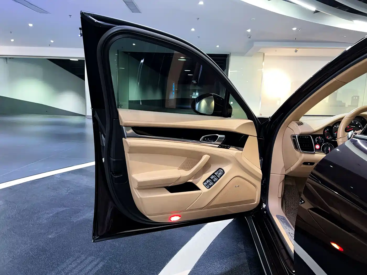Porsche Panamera 2013 Panamera 4 Platinum Edition 3.6L фото 19