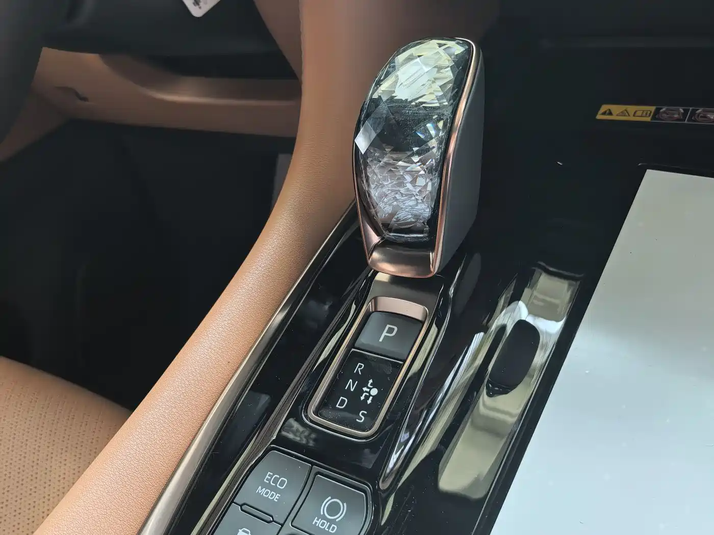 Toyota Alphard 2025 Hybrid 2.5L Ultimate Gold Edition фото 6
