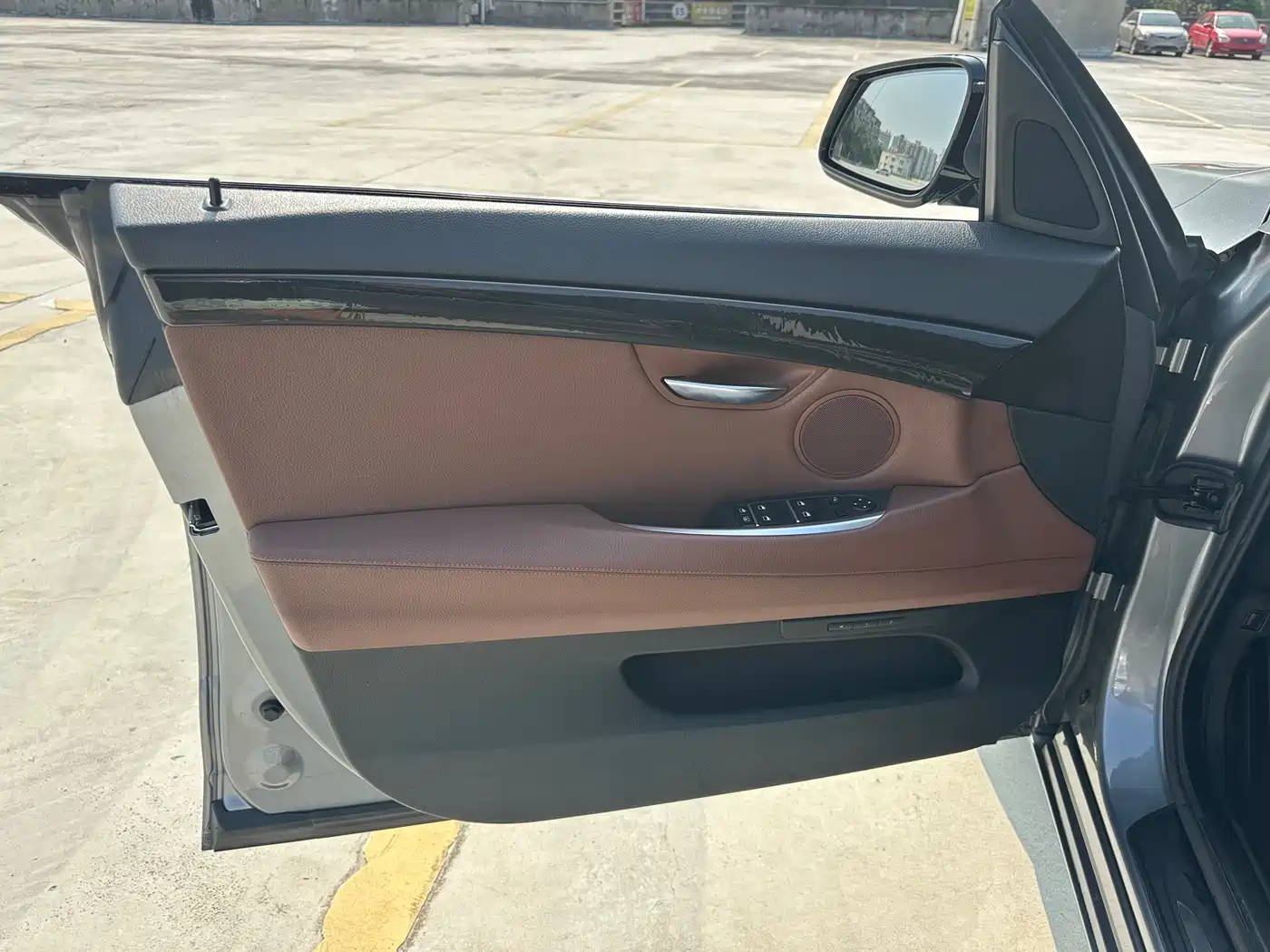 BMW 5 Series GT 2011 535i Elegance фото 12