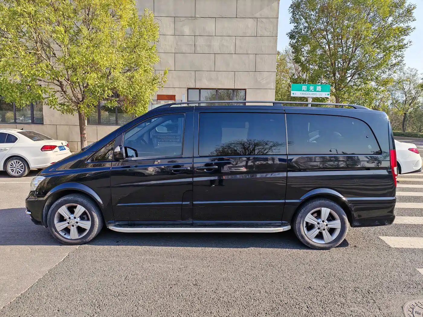 Mercedes-Benz Viano 2013 Model 3.0L Navigation Edition фото 2