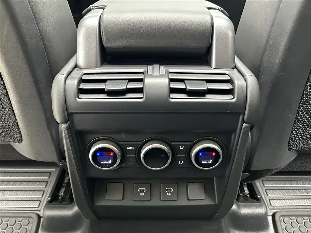Land Rover Defender 2023 Model 110 3.0T P400 Dark Special Edition фото 15