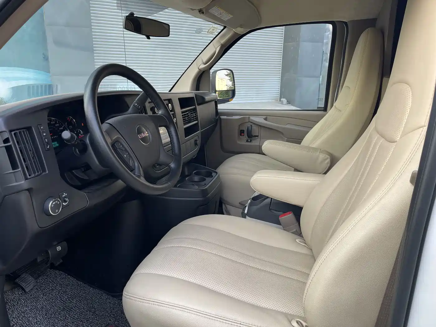 GMC Savana 2013 2011 6.0L Business Star 10-seater