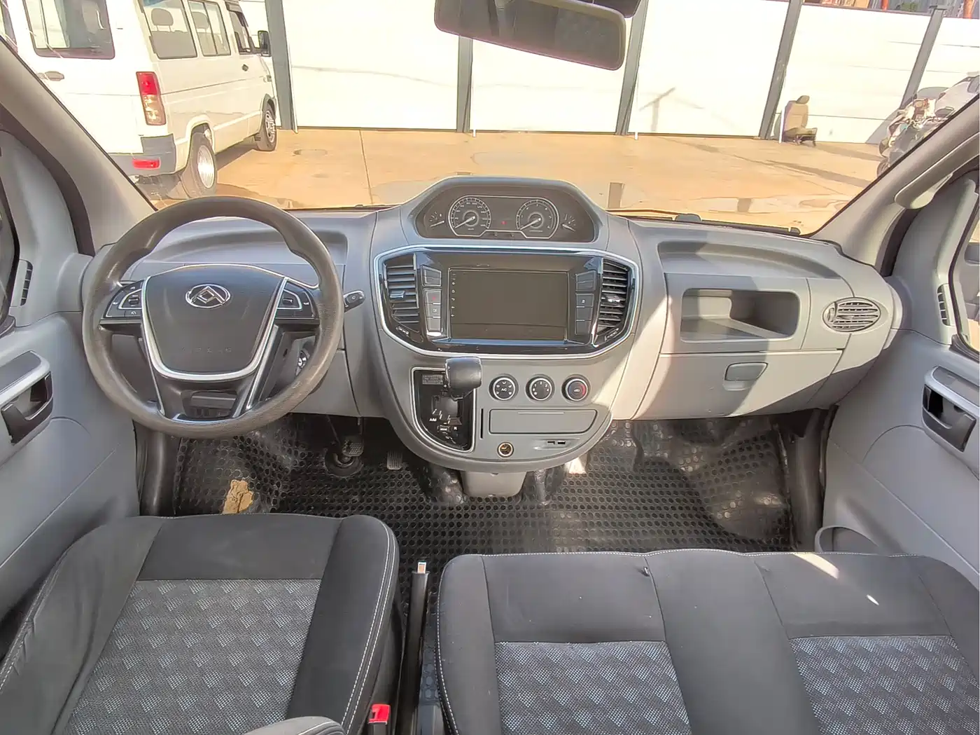 SAIC Maxus Xintu V80 2019 2.5T Classic AMT Business Travel Short Wheelbase Low Roof 9 Seats фото 6