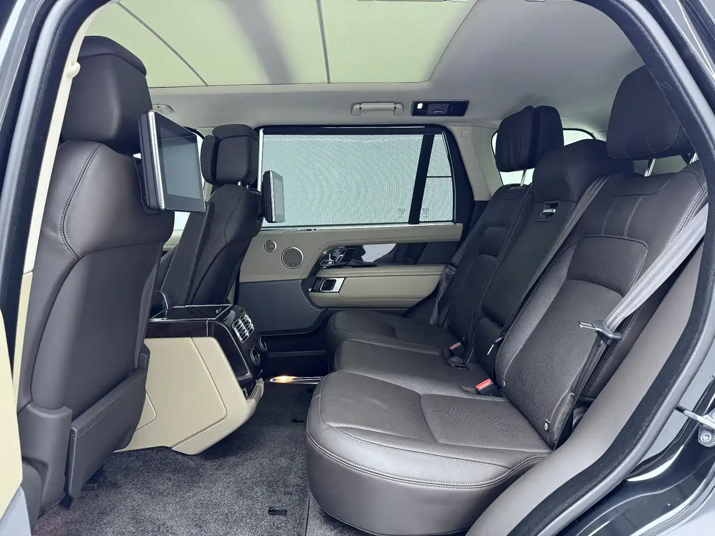 Land Rover Range Rover 2022 3.0 L6 400PS Heritage Extended Classic Edition фото 19