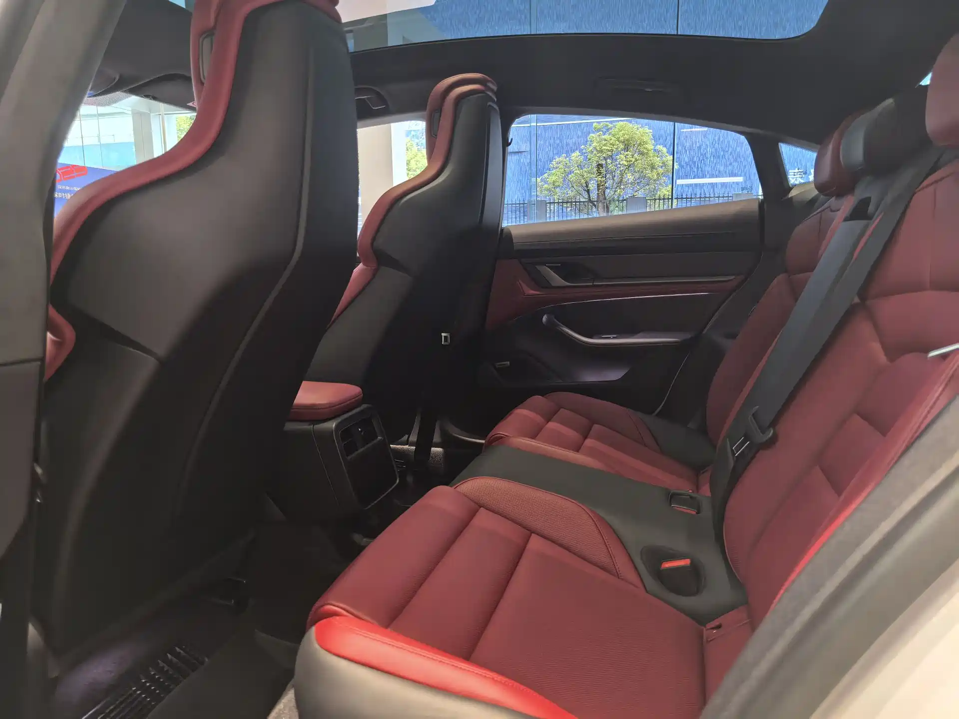 Photo 4 - Porsche Taycan