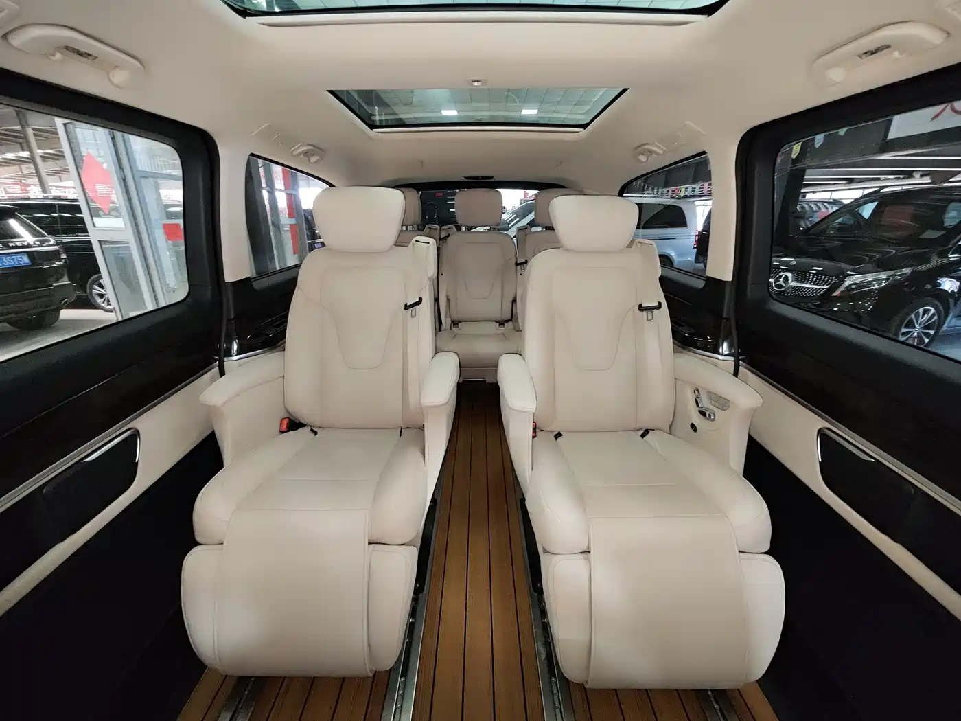 Mercedes-Benz V-Class 2018 V 260 L Premium Long Wheelbase Edition China VI фото 9