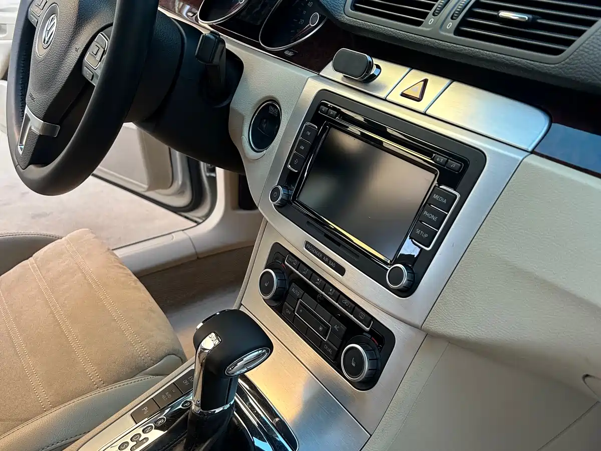 Volkswagen Passat 2011 2.0T Wagon Luxury фото 15