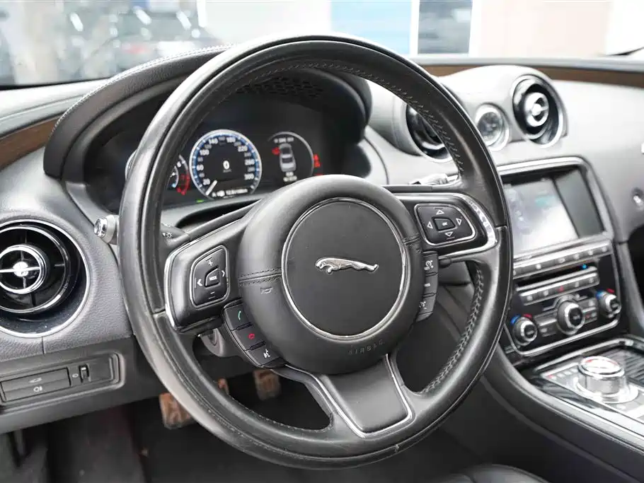 JAGUAR XJ