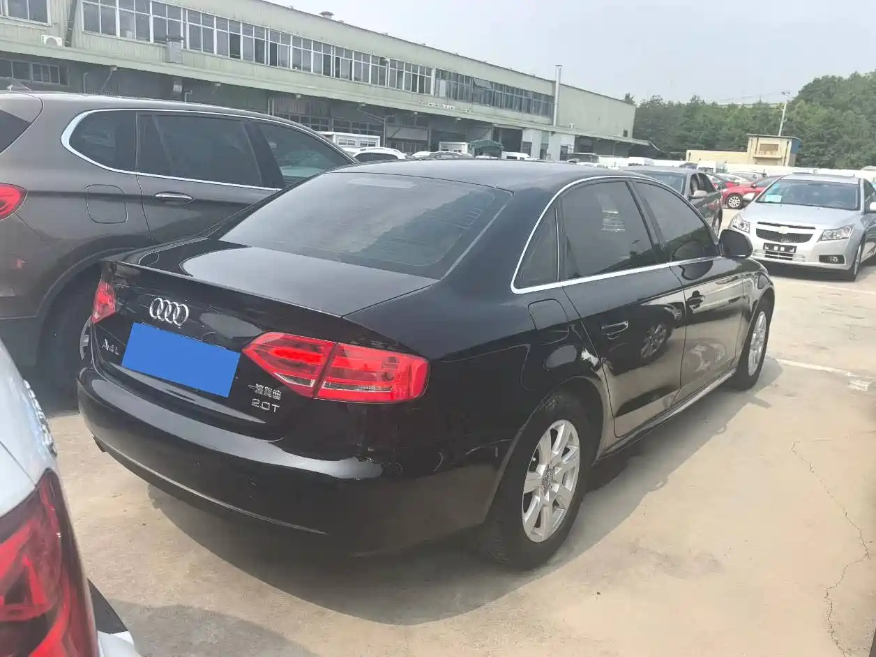 Audi A4L 2009 2.0 TFSI Standard фото 13