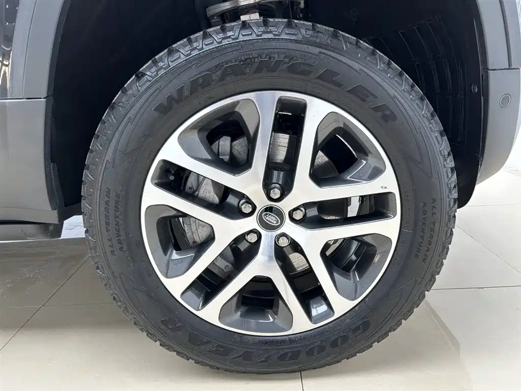 Land Rover Defender 2023 Model 110 3.0T P400 Dark Special Edition фото 6