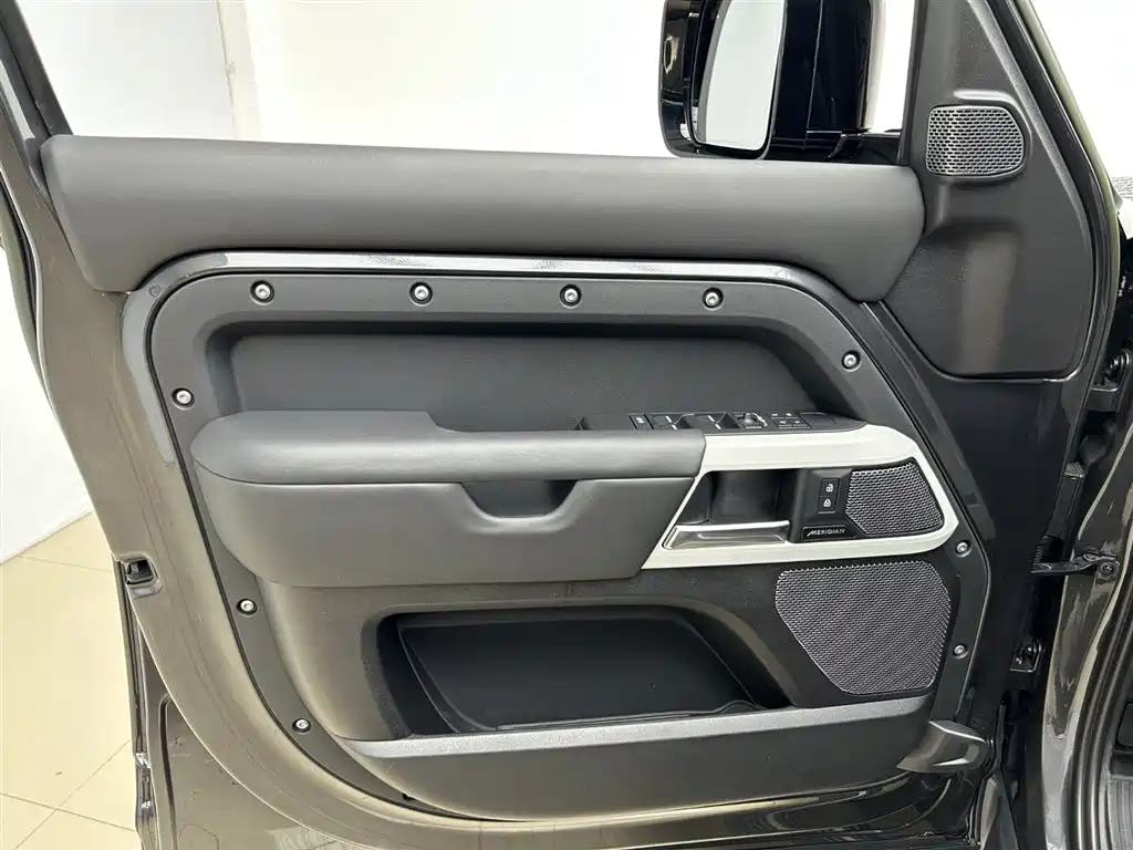 Land Rover Defender 2023 Model 110 3.0T P400 Dark Special Edition фото 8