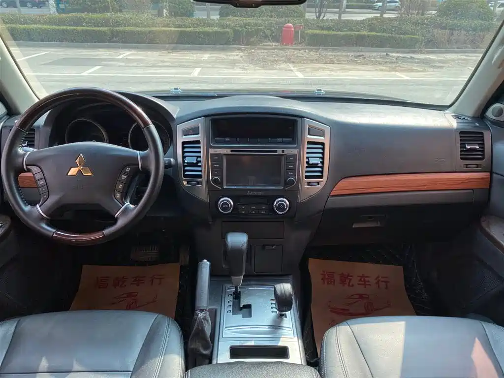 Mitsubishi Pajero (Import) 2016 3.0L Automatic Premium (China V) фото 10